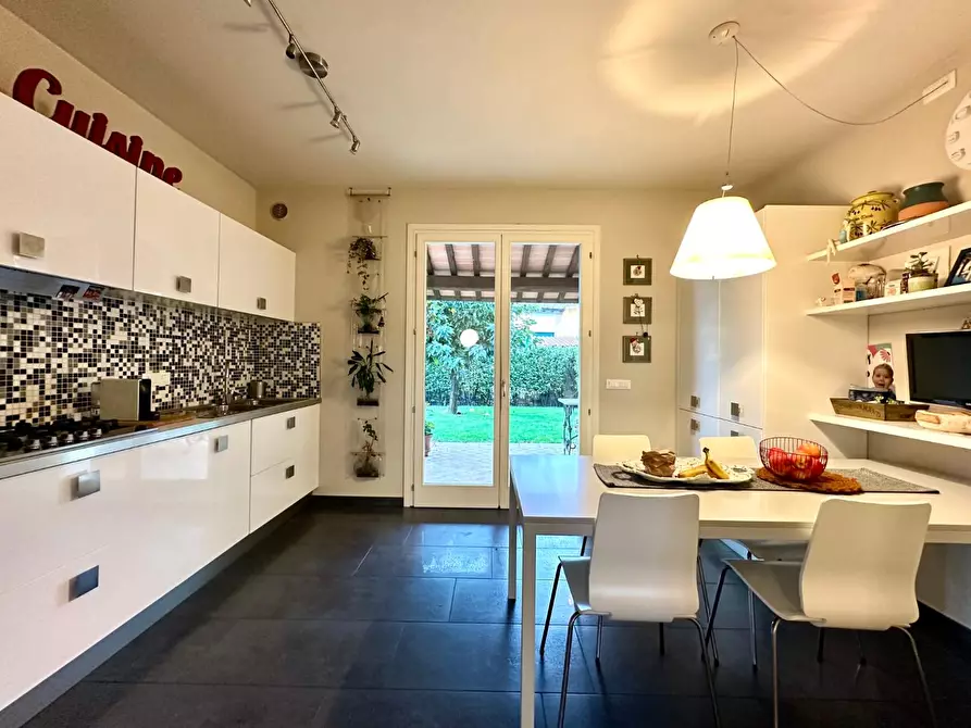 Immagine 11 di Casa bifamiliare in vendita  a Lucca