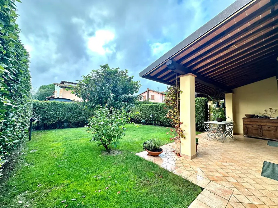 Immagine 16 di Casa bifamiliare in vendita  a Lucca