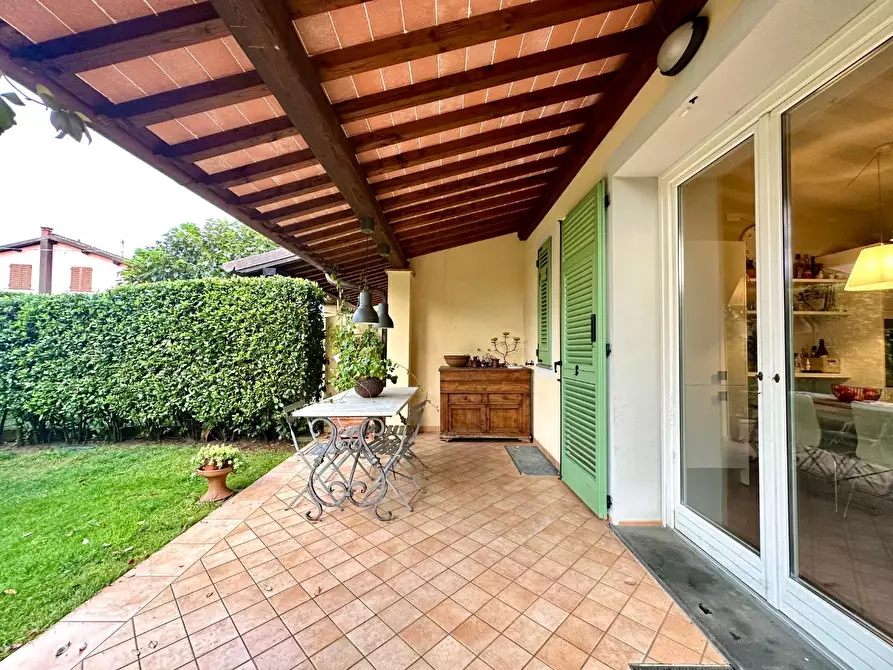 Immagine 2 di Casa bifamiliare in vendita  a Lucca