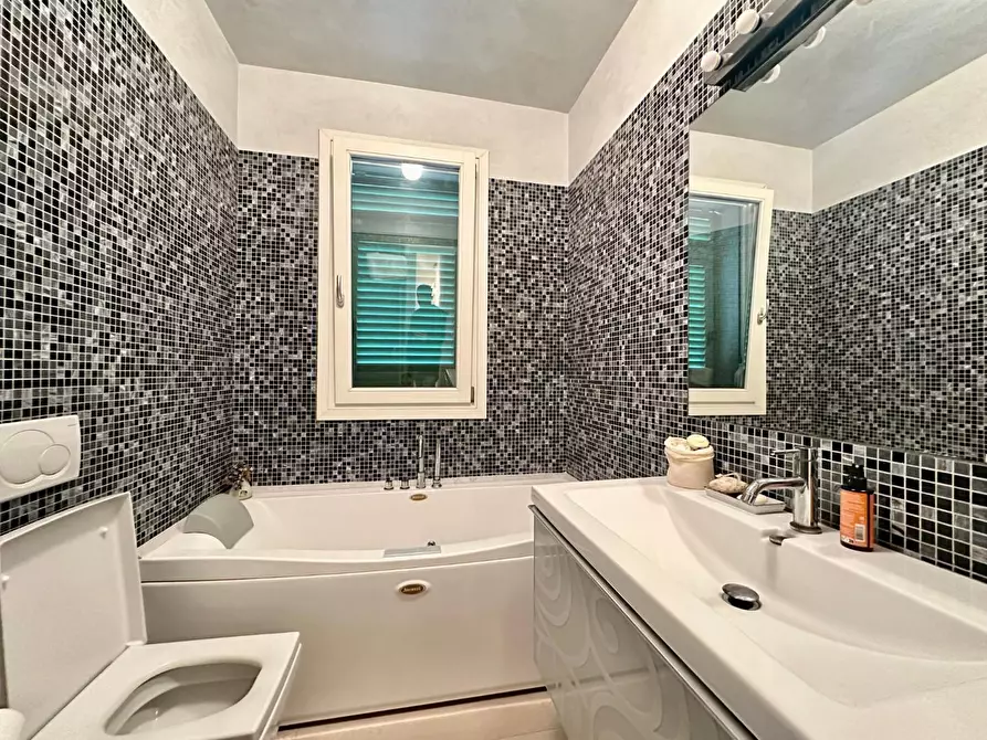 Immagine 33 di Casa bifamiliare in vendita  a Lucca