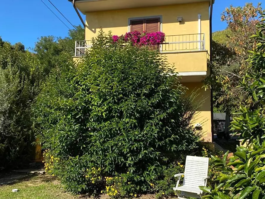 Immagine 2 di Casa indipendente in vendita  a Massa