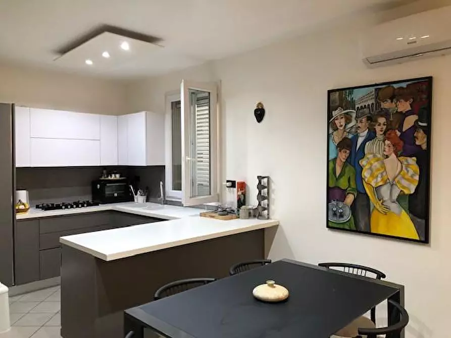 Immagine 4 di Appartamento in vendita  a Lucca