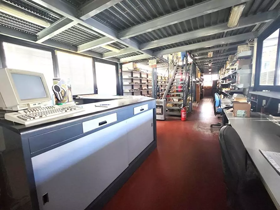 Immagine 7 di Capannone industriale in vendita  a Lucca