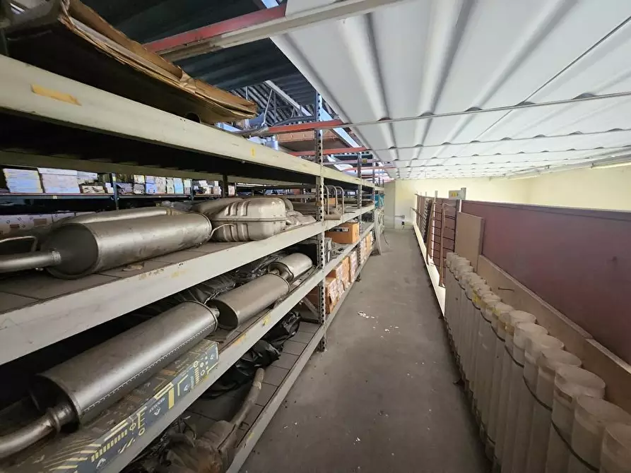 Immagine 10 di Capannone industriale in vendita  a Lucca