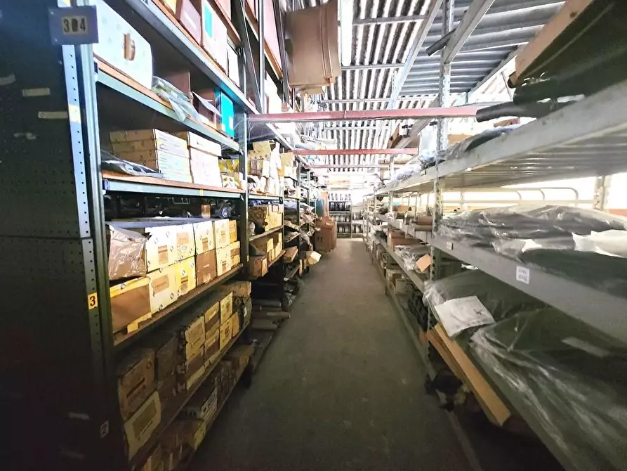 Immagine 9 di Capannone industriale in vendita  a Lucca