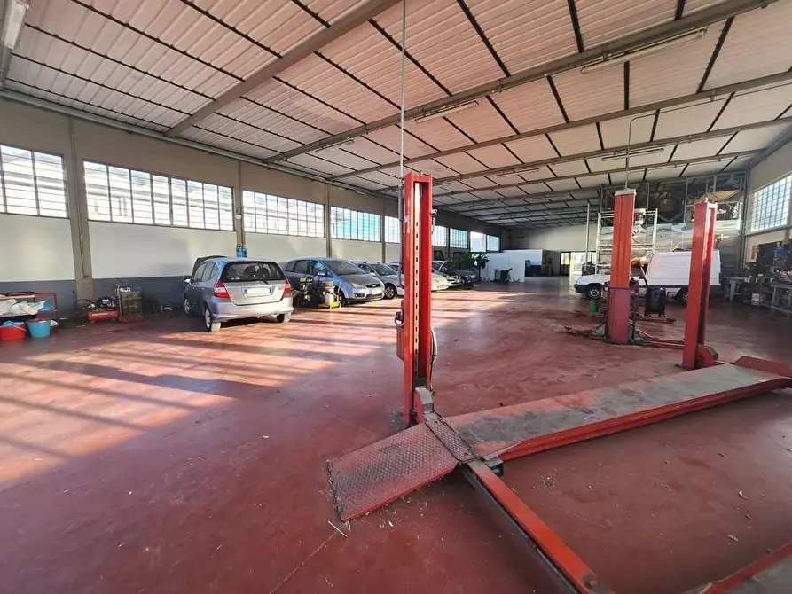 Immagine 11 di Capannone industriale in vendita  a Lucca