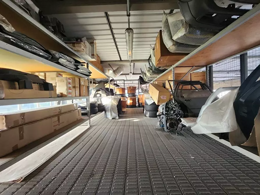 Immagine 8 di Capannone industriale in vendita  a Lucca