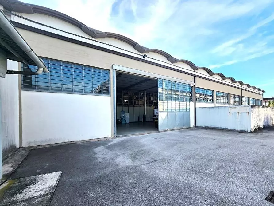 Immagine 6 di Capannone industriale in vendita  a Lucca