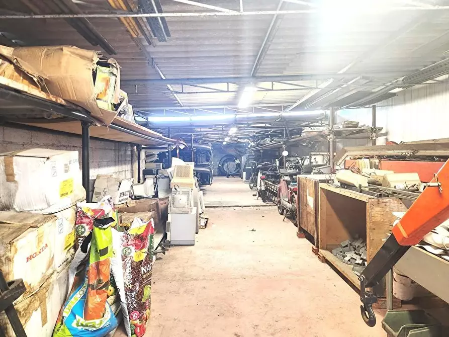 Immagine 12 di Capannone industriale in vendita  a Lucca