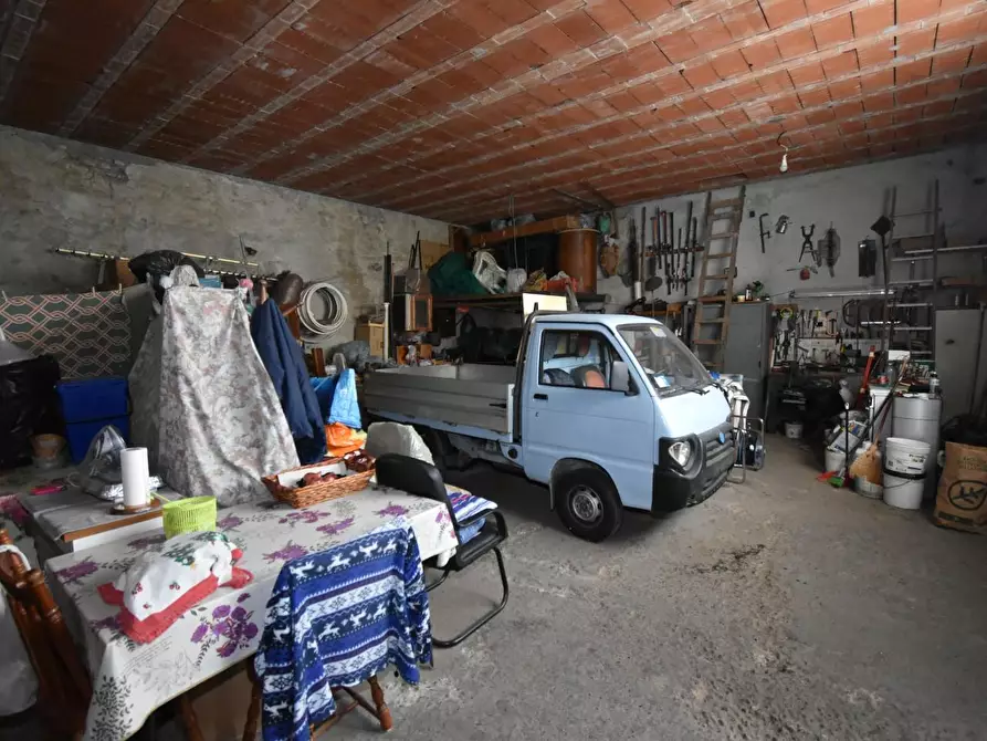 Immagine 1 di Magazzino in vendita  a San Giuliano Terme