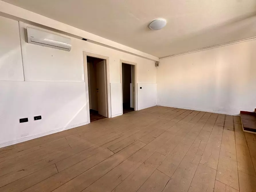 Immagine 1 di Locale commerciale in affitto  a Ponsacco