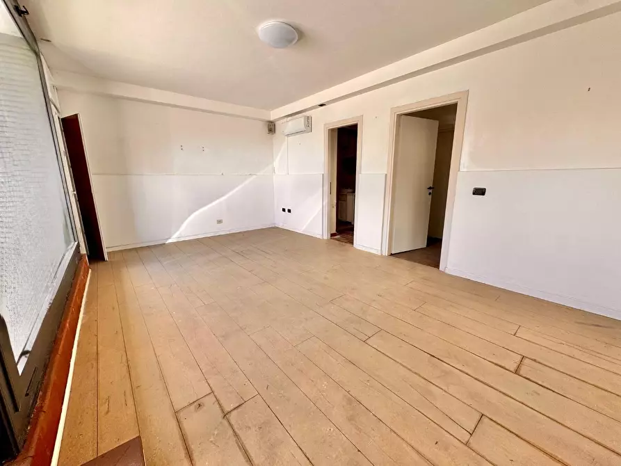 Immagine 2 di Locale commerciale in affitto  a Ponsacco