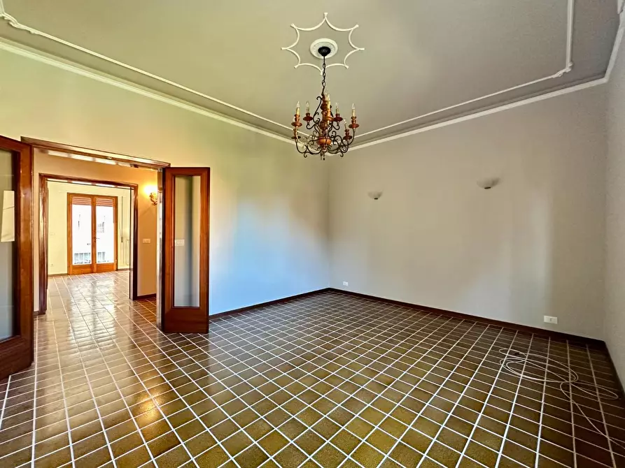 Immagine 2 di Appartamento in vendita  a Lucca