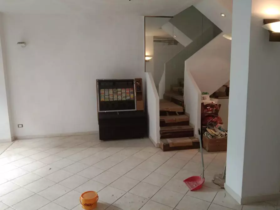 Immagine 6 di Locale commerciale in affitto  a Prato