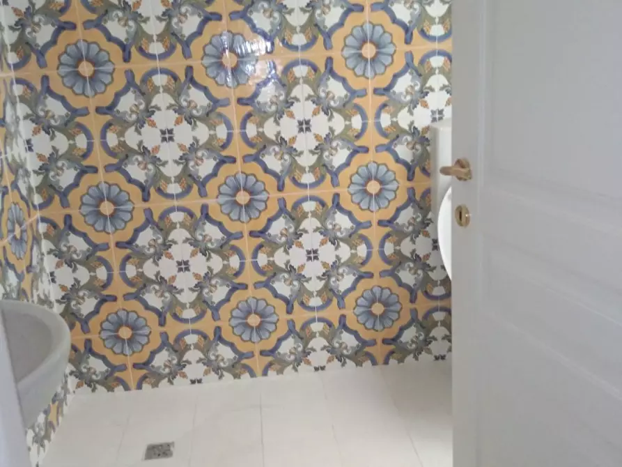 Immagine 8 di Locale commerciale in affitto  a Prato