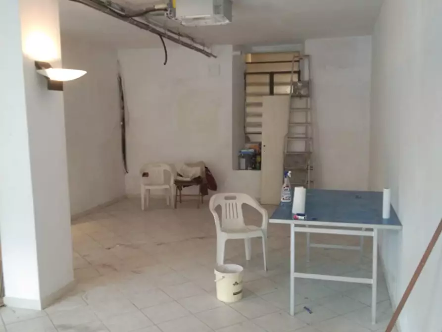 Immagine 5 di Locale commerciale in affitto  a Prato