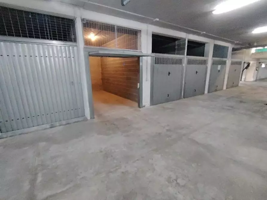 Immagine 2 di Garage in vendita  a Massa