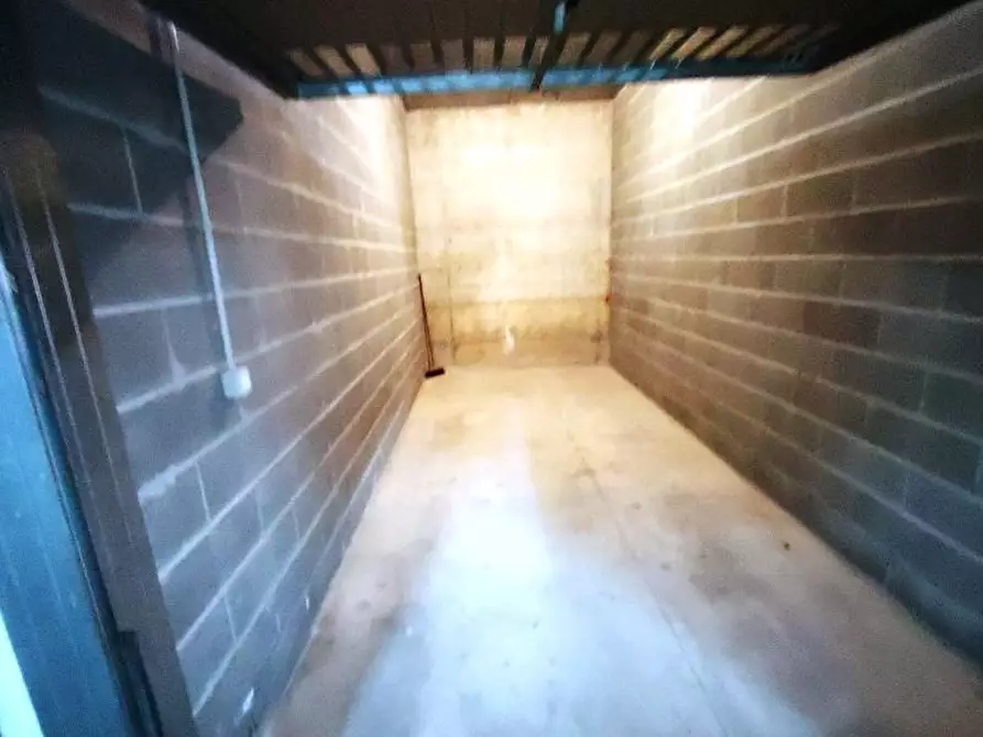 Immagine 5 di Garage in vendita  a Massa