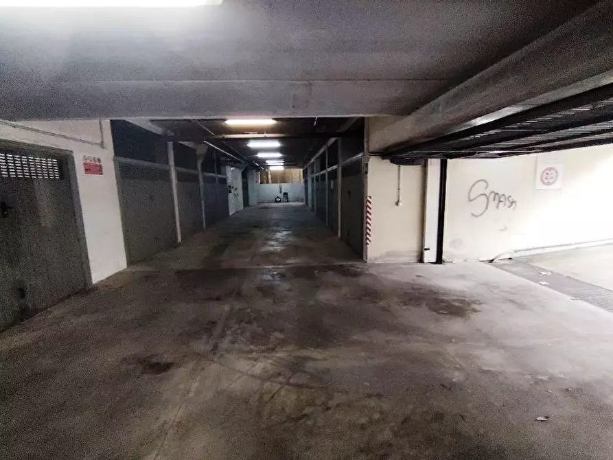 Immagine 7 di Garage in vendita  a Massa