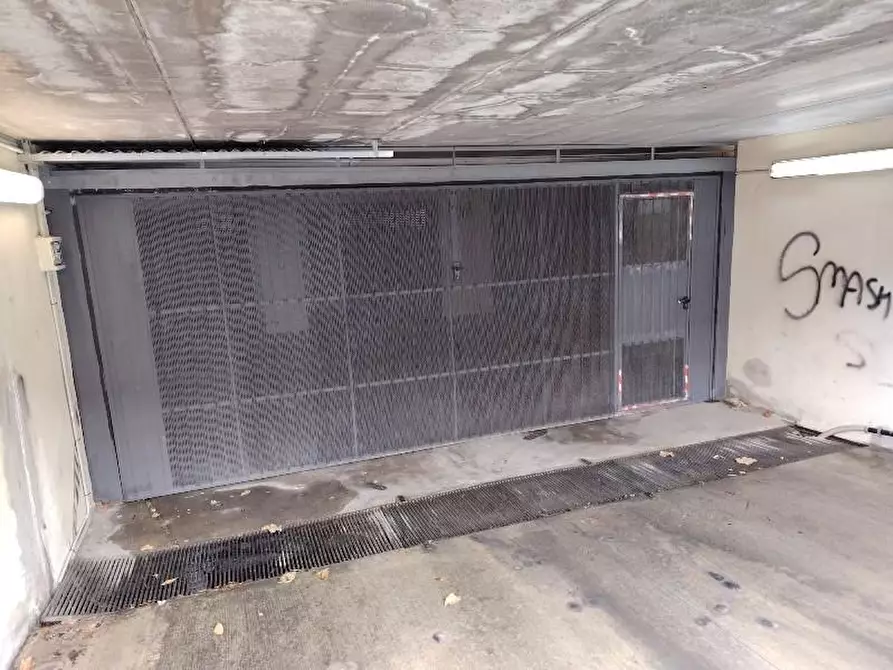 Immagine 8 di Garage in vendita  a Massa