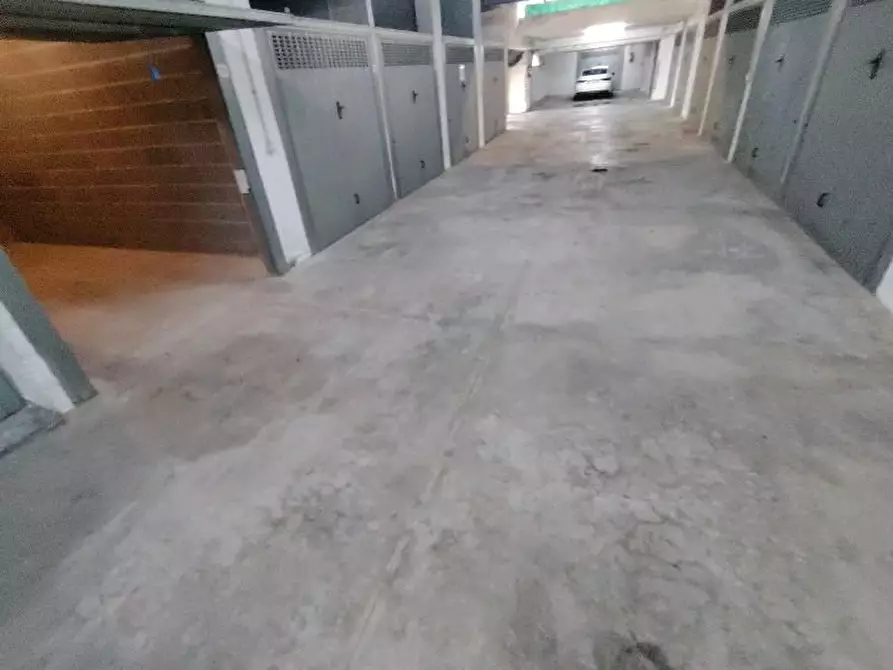 Immagine 4 di Garage in vendita  a Massa