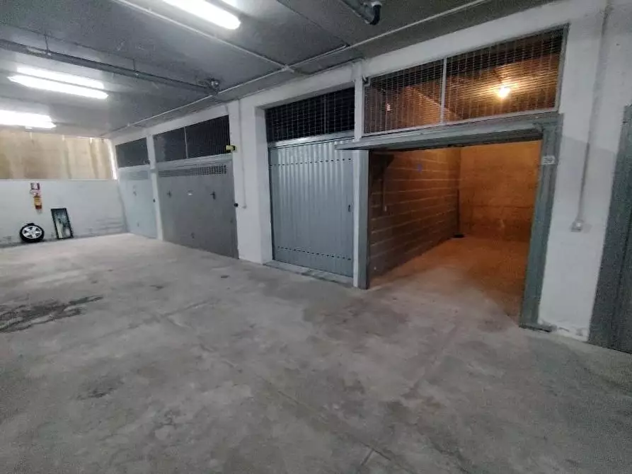 Immagine 3 di Garage in vendita  a Massa