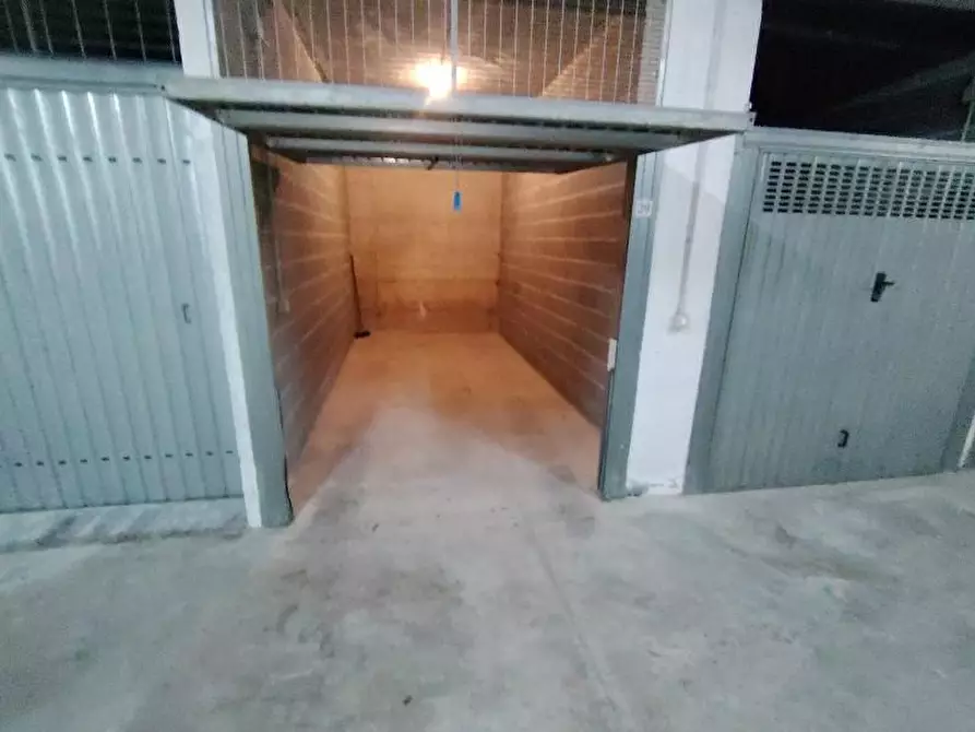 Immagine 1 di Garage in vendita  a Massa
