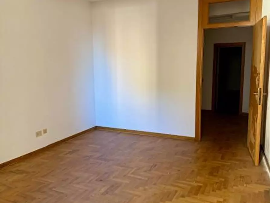 Immagine 10 di Appartamento in vendita  a Siena