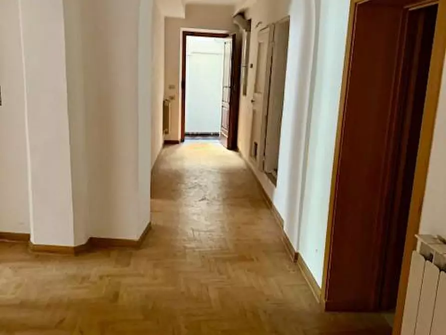 Immagine 12 di Appartamento in vendita  a Siena