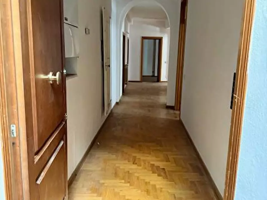 Immagine 4 di Appartamento in vendita  a Siena