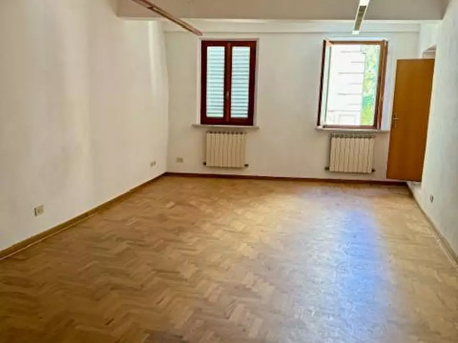 Immagine 9 di Appartamento in vendita  a Siena