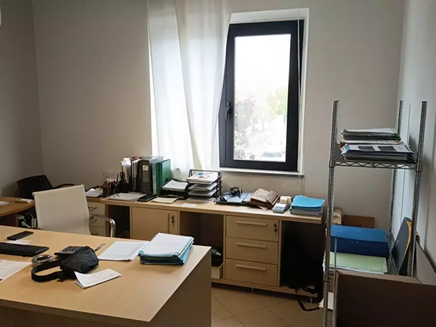 Immagine 2 di Ufficio in affitto  a Cascina