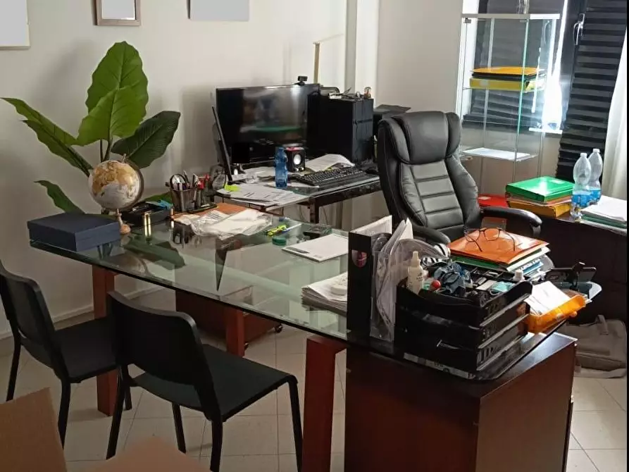 Immagine 1 di Ufficio in affitto  a Cascina