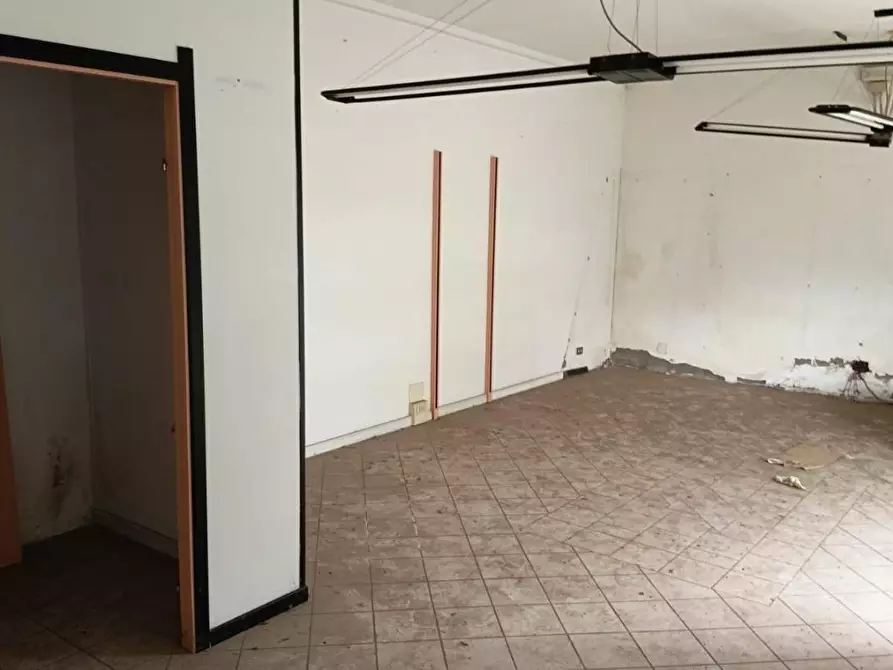 Immagine 2 di Locale commerciale in affitto  a Cascina