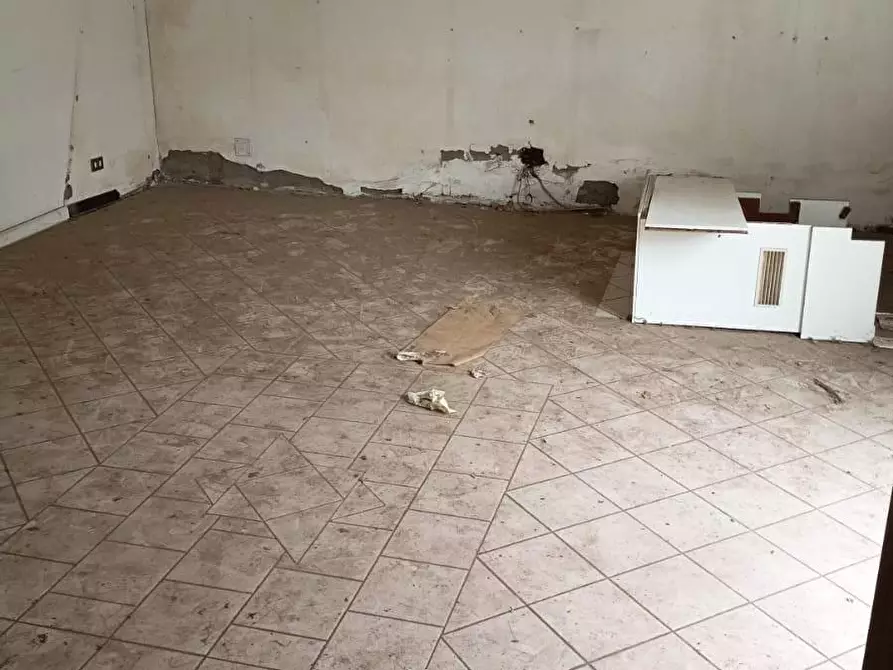 Immagine 3 di Locale commerciale in affitto  a Cascina