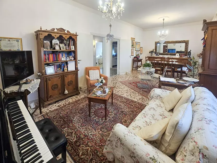 Immagine 8 di Villa in vendita  a Cascina