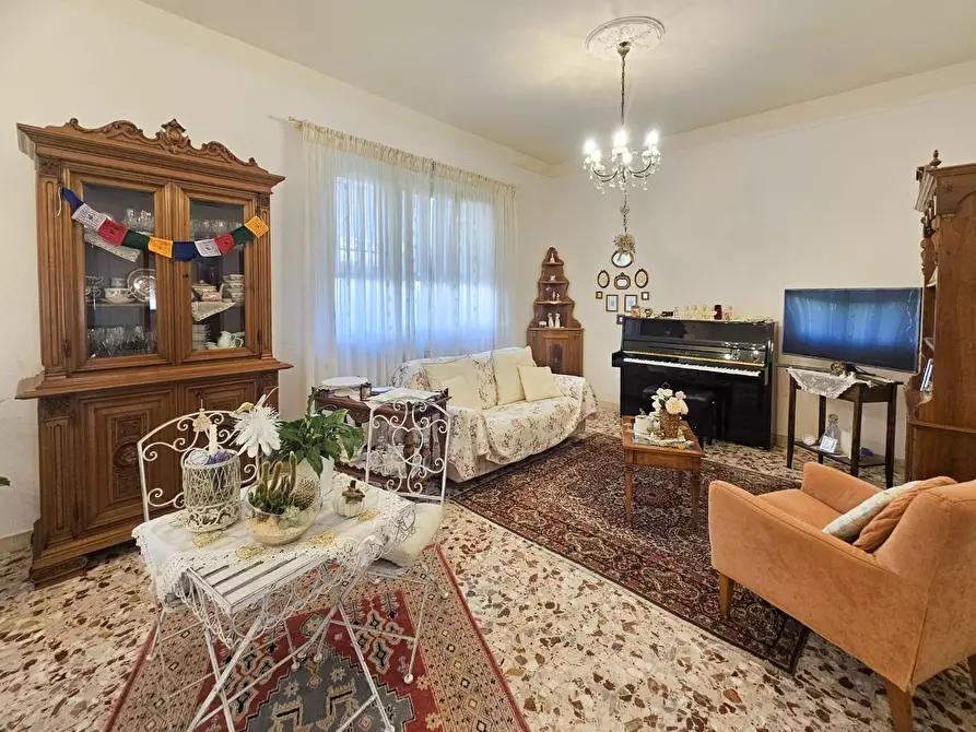 Immagine 2 di Villa in vendita  a Cascina