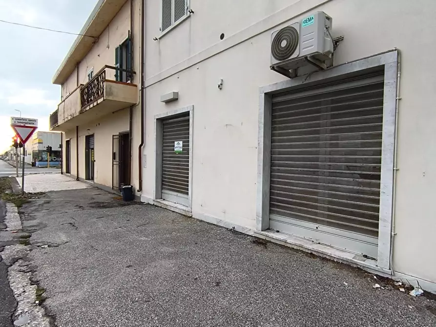 Immagine 4 di Locale commerciale in affitto  a Carrara