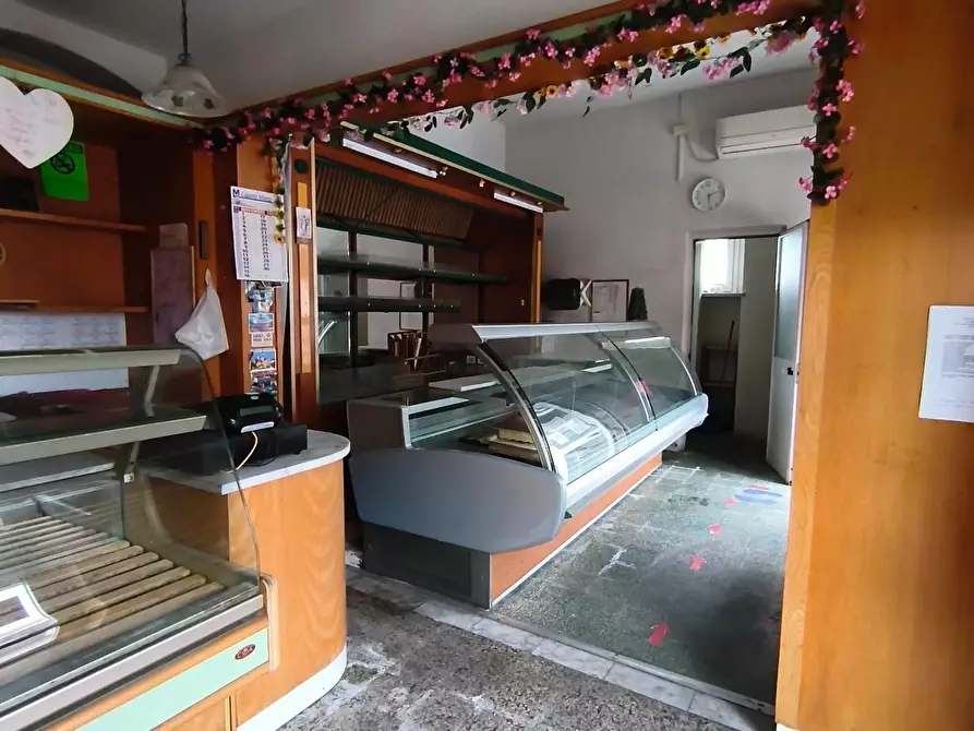 Immagine 2 di Locale commerciale in affitto  a Carrara