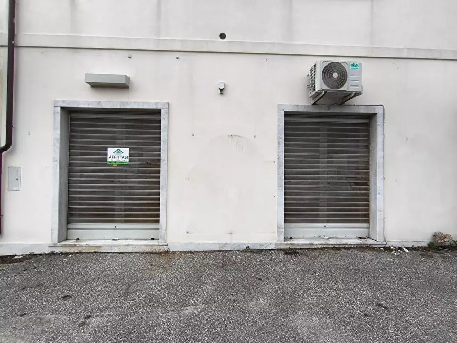 Immagine 3 di Locale commerciale in affitto  a Carrara