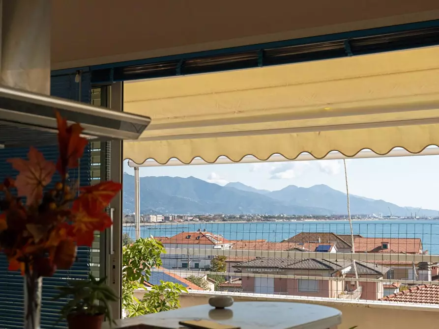 Immagine 1 di Mansarda in vendita  a Ameglia