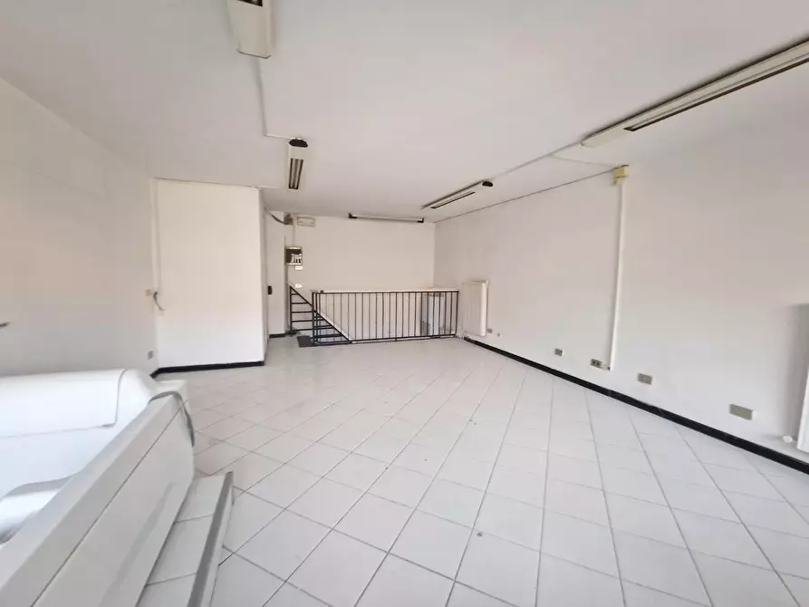 Immagine 3 di Locale commerciale in vendita  a Carrara