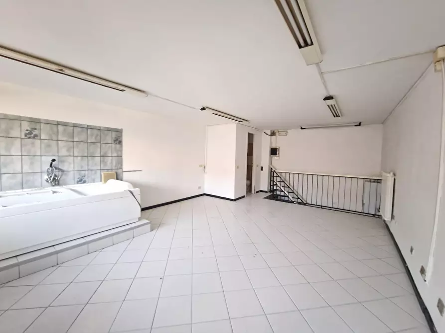 Immagine 4 di Locale commerciale in vendita  a Carrara