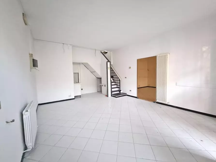 Immagine 1 di Locale commerciale in vendita  a Carrara