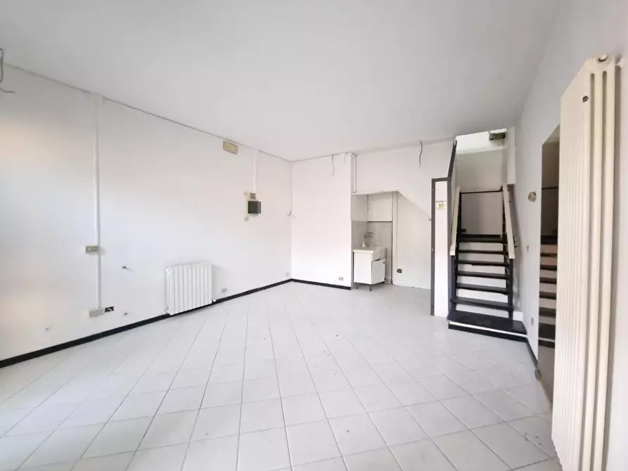 Immagine 7 di Locale commerciale in vendita  a Carrara