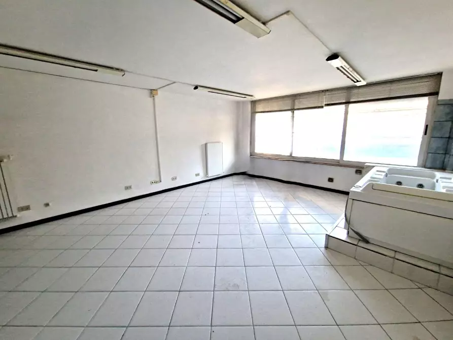 Immagine 2 di Locale commerciale in vendita  a Carrara