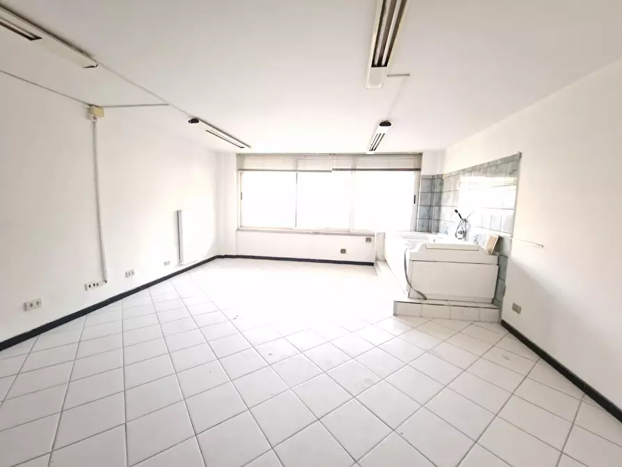 Immagine 5 di Locale commerciale in vendita  a Carrara