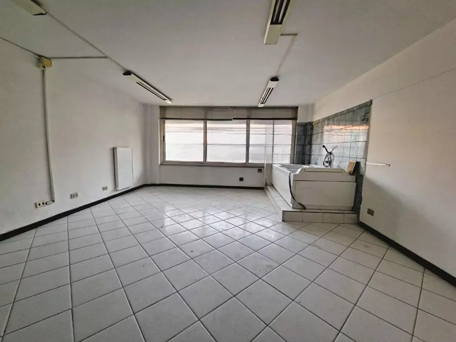 Immagine 6 di Locale commerciale in vendita  a Carrara