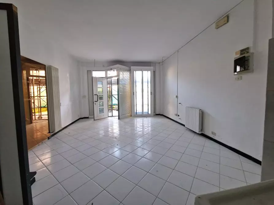 Immagine 9 di Locale commerciale in vendita  a Carrara