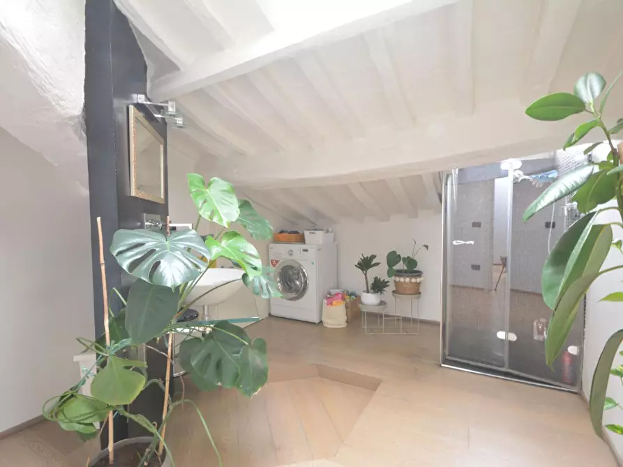 Immagine 10 di Appartamento in vendita  a Lucca